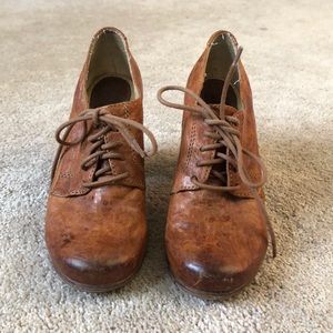 Like new: Frye Carson Oxford Heel size 6 cognac